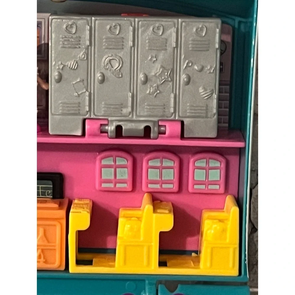 Polly Pocket Mini Middle School compact playset Includes one Polly